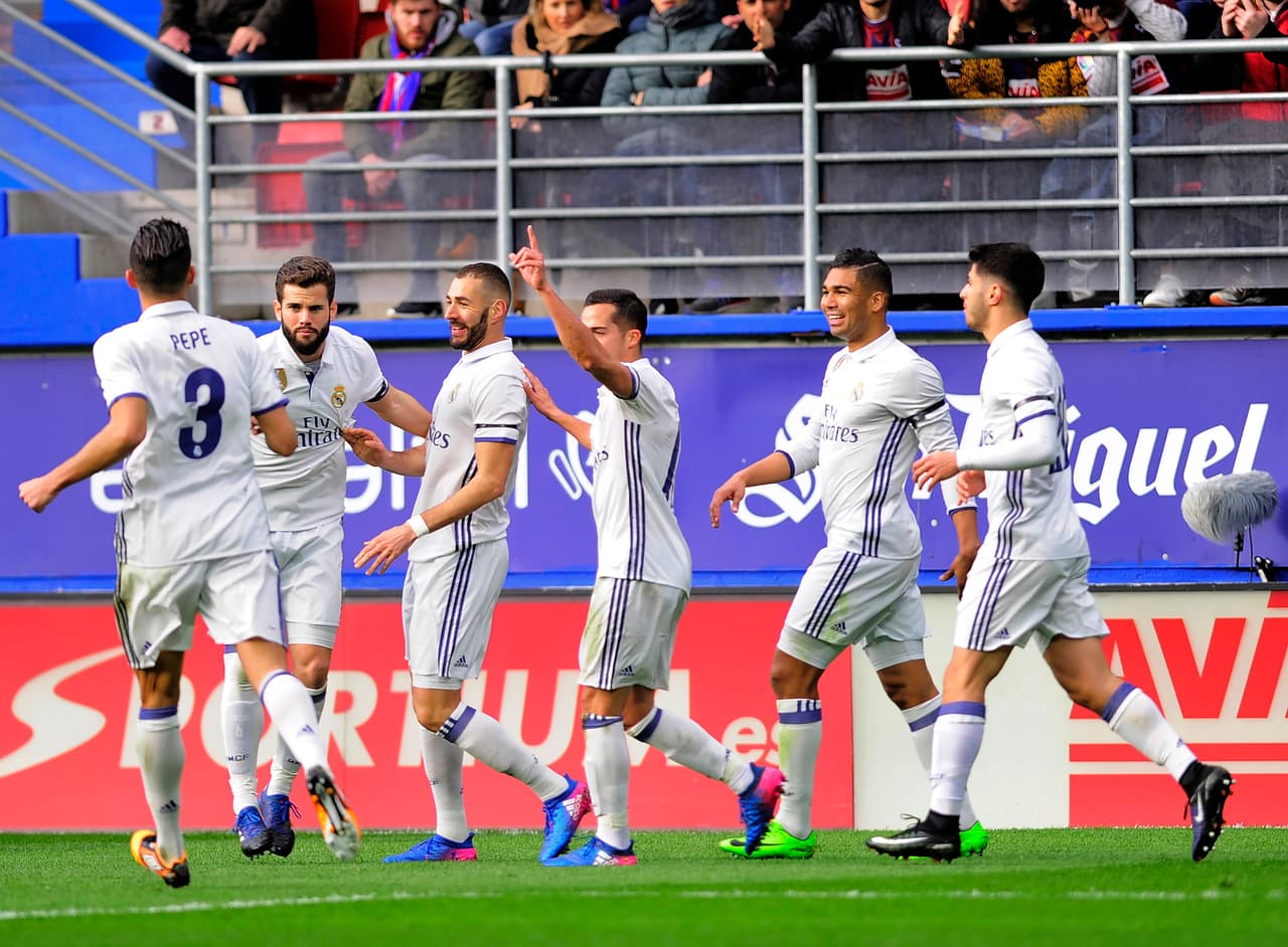 Todos los cambios dieron resultado, porque la primera parte, que acabó 0-3, sólo tuvo un color, el blanco, con un Real Madrid muy superior a un Eibar que jugó la peor primera mitad de la liga.