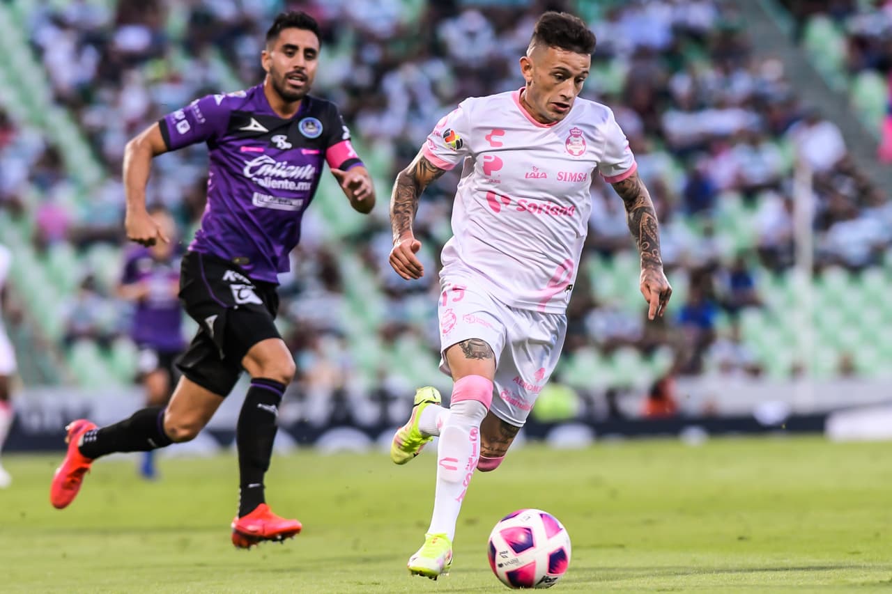 Con el paso de los minutos, Santos se adueño del balón y metió a Mazatlán en su propio campo.