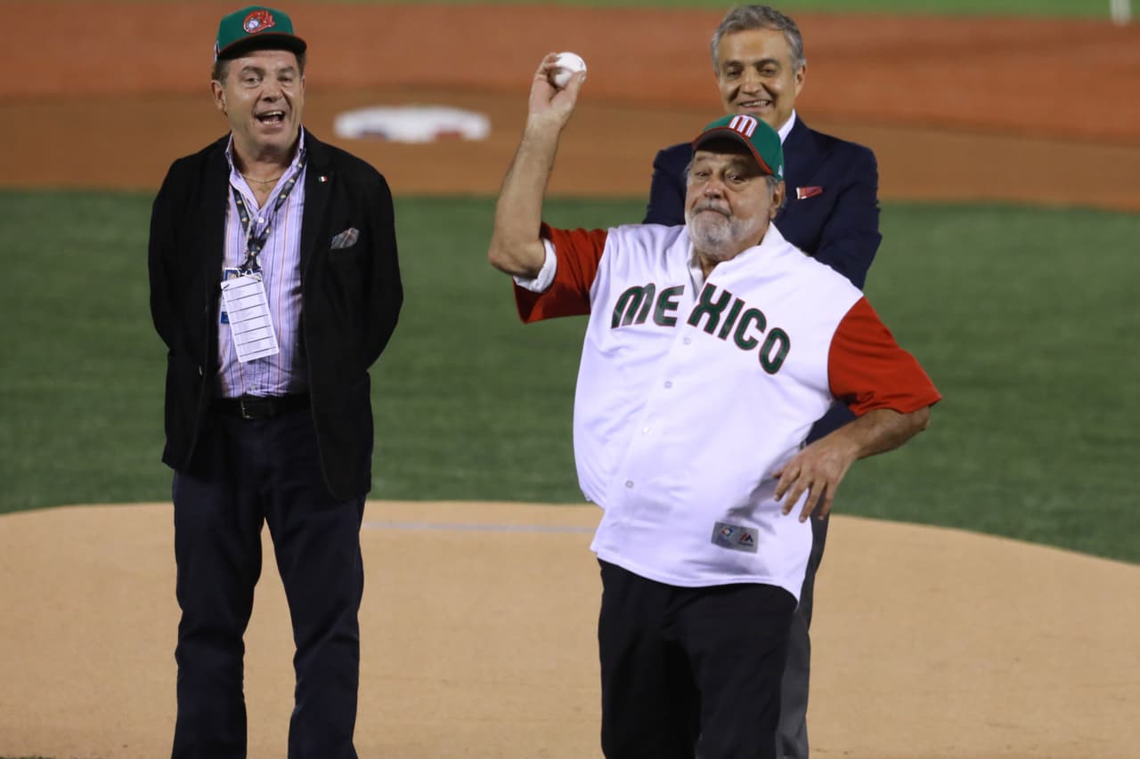 Slim realizó el lanzamiento ceremonial previo al partido entre México e Italia.