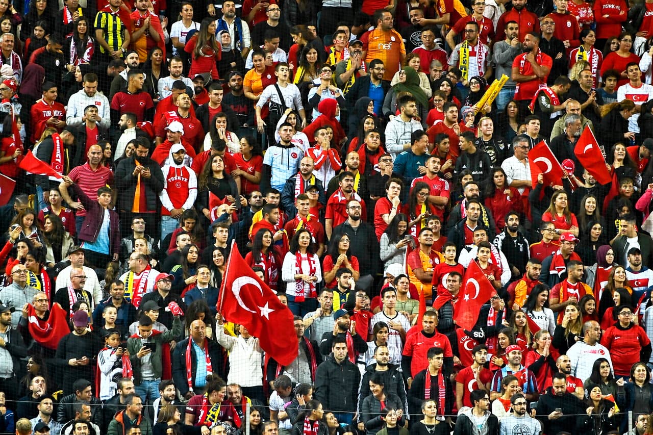 El puñado de aficionados turcos en Estocolmo regresó a casa con la moral hasta el cielo por las satisfacciones que les brindaron sus futbolistas con ese 3-2 improbable.