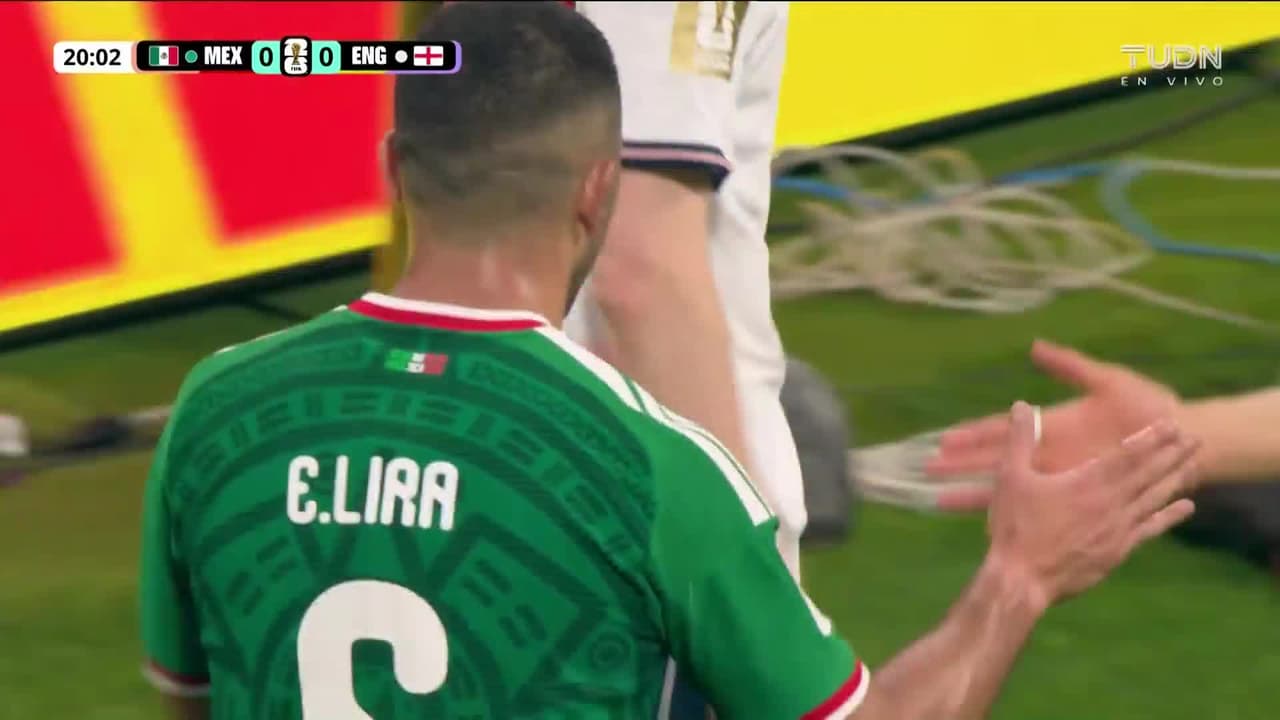 ¡Eres grande Erik Lira! Rechaza el intento de centro de Anthony Gordon