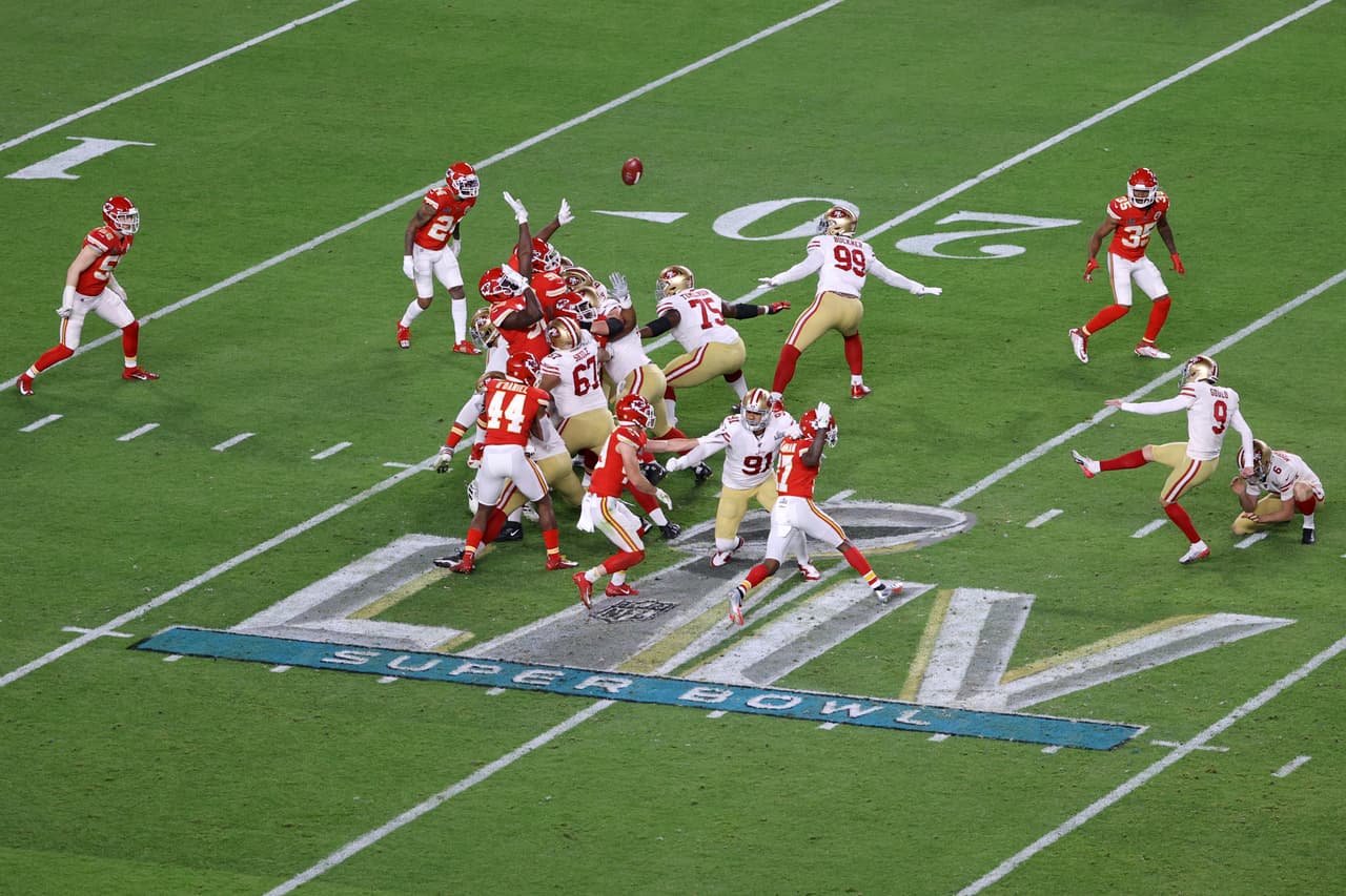 Robbie Gould #9 de San Francisco 49ers logra los primeros puntos del partido conectando n gol de campo de 38 yardas.