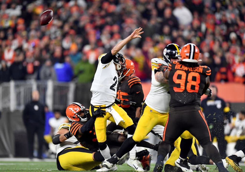 Cuatro intercepciones, las lesiones de James Conner y JuJu Smith-Schuster y una locura al final. Así la victoria de los Browns 7-21.