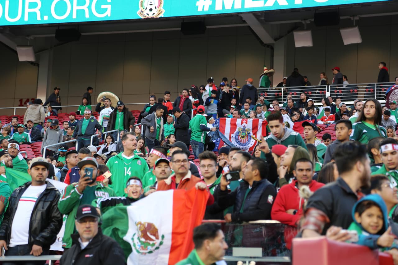 Seguimiento gráfico de los trabajos en cancha de los jugadores, las características del escenario y hasta la alegría de los asistentes en el Levi's Stadium en el partido de México contra Islandia.