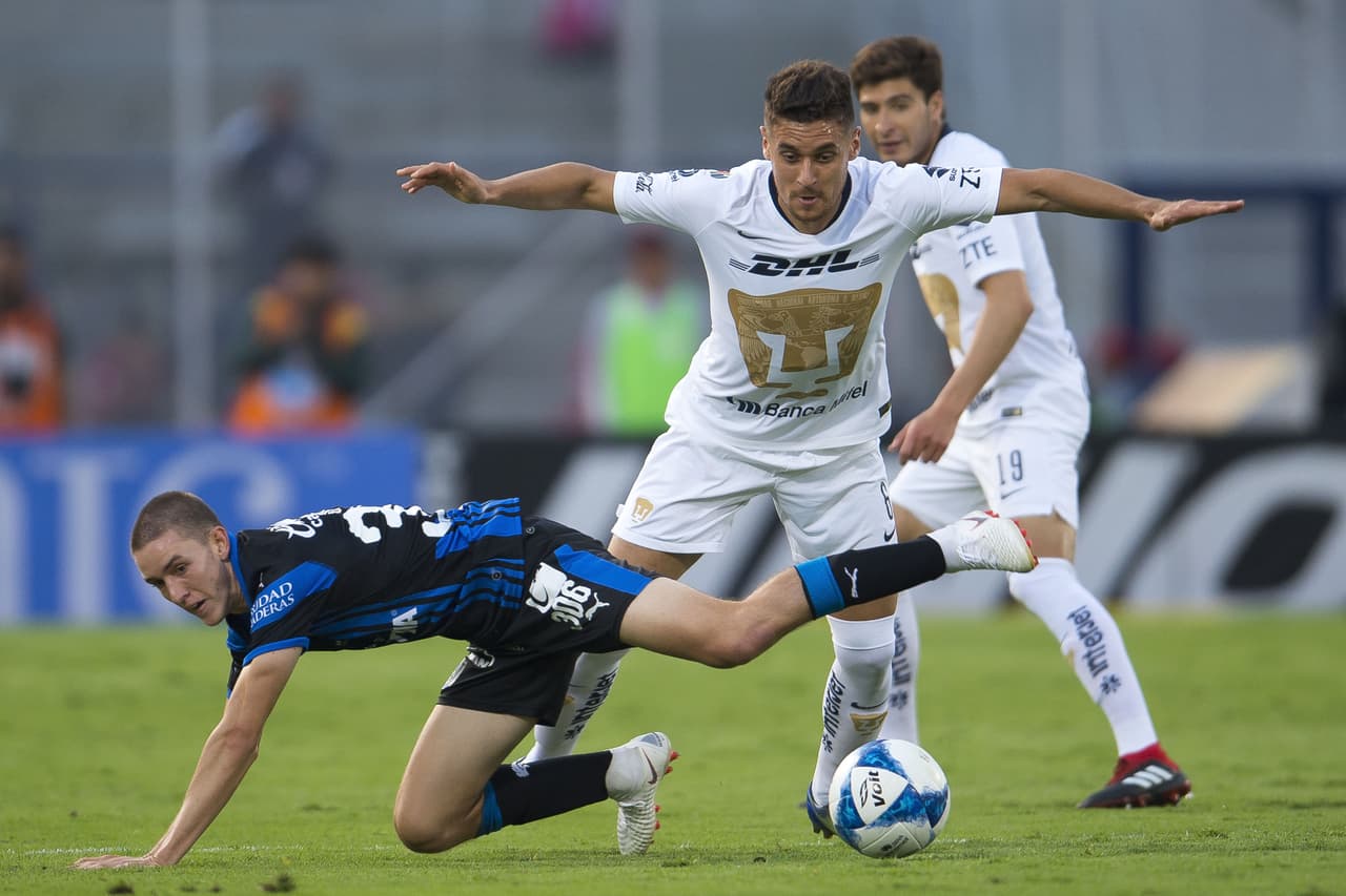 A raíz del gol de Marcel Ruiz, el joven delantero queretano empezó a sentir la candela de los defensores universitarios, lo trajeron muy atareado, pues no querían que les hiciera más daño.