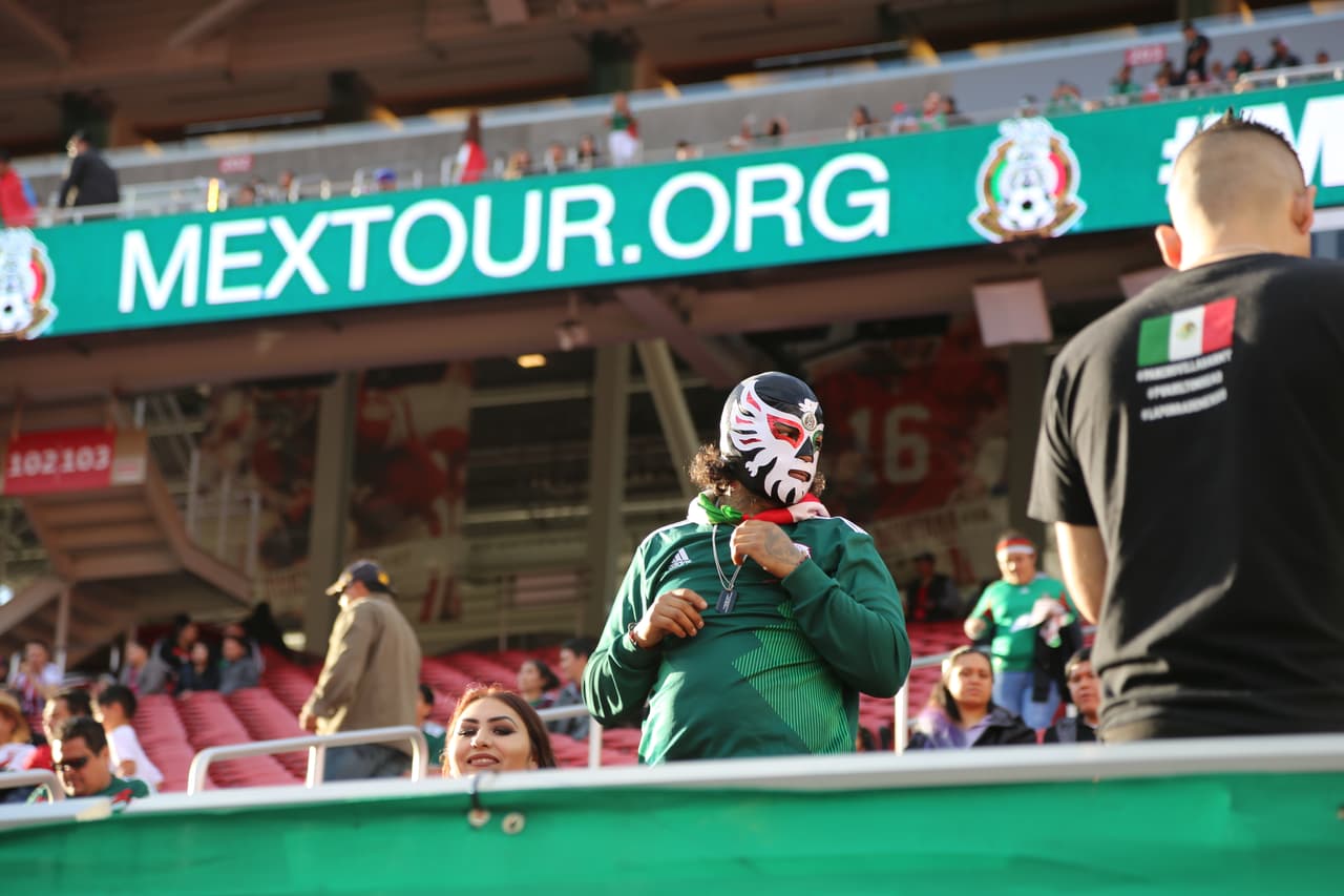Seguimiento gráfico de los trabajos en cancha de los jugadores, las características del escenario y hasta la alegría de los asistentes en el Levi's Stadium en el partido de México contra Islandia.