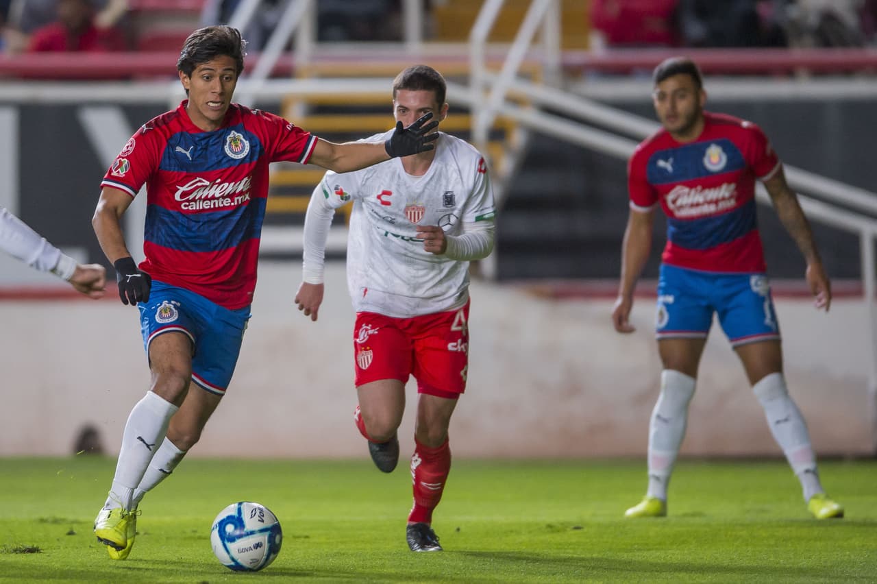 Con goles de Eduardo "Chofis" Lóez y Jesús Angulo, Chivas gana y cierra su pretemporada con marca perfecta.