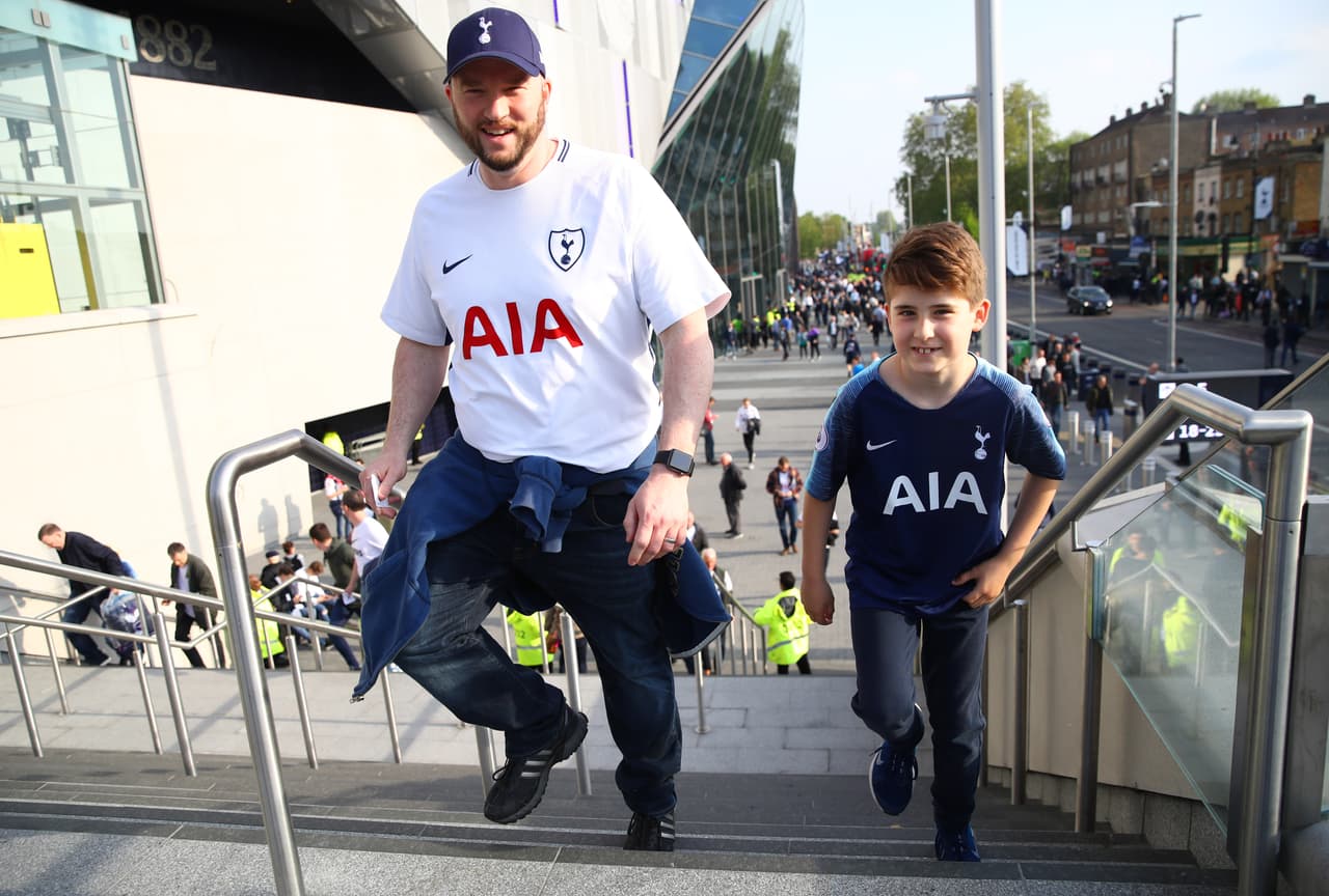 Un gran ambiente se vivió este martes en el inicio de las Semifinales de la UEFA Champions League entre el Tottenham Hotspur y el Ajax. Las aficiones de ambos equipos estuvieron a la altura en el nuevo estadio de los Spurs, en Londres, para dejar en el recuerdo una jornada innolvidable de fútbol europeo.