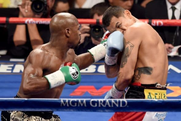 Mayweather Jr. metió la izquierda como lanceta, el 'Chino' no se la pudo quitar.