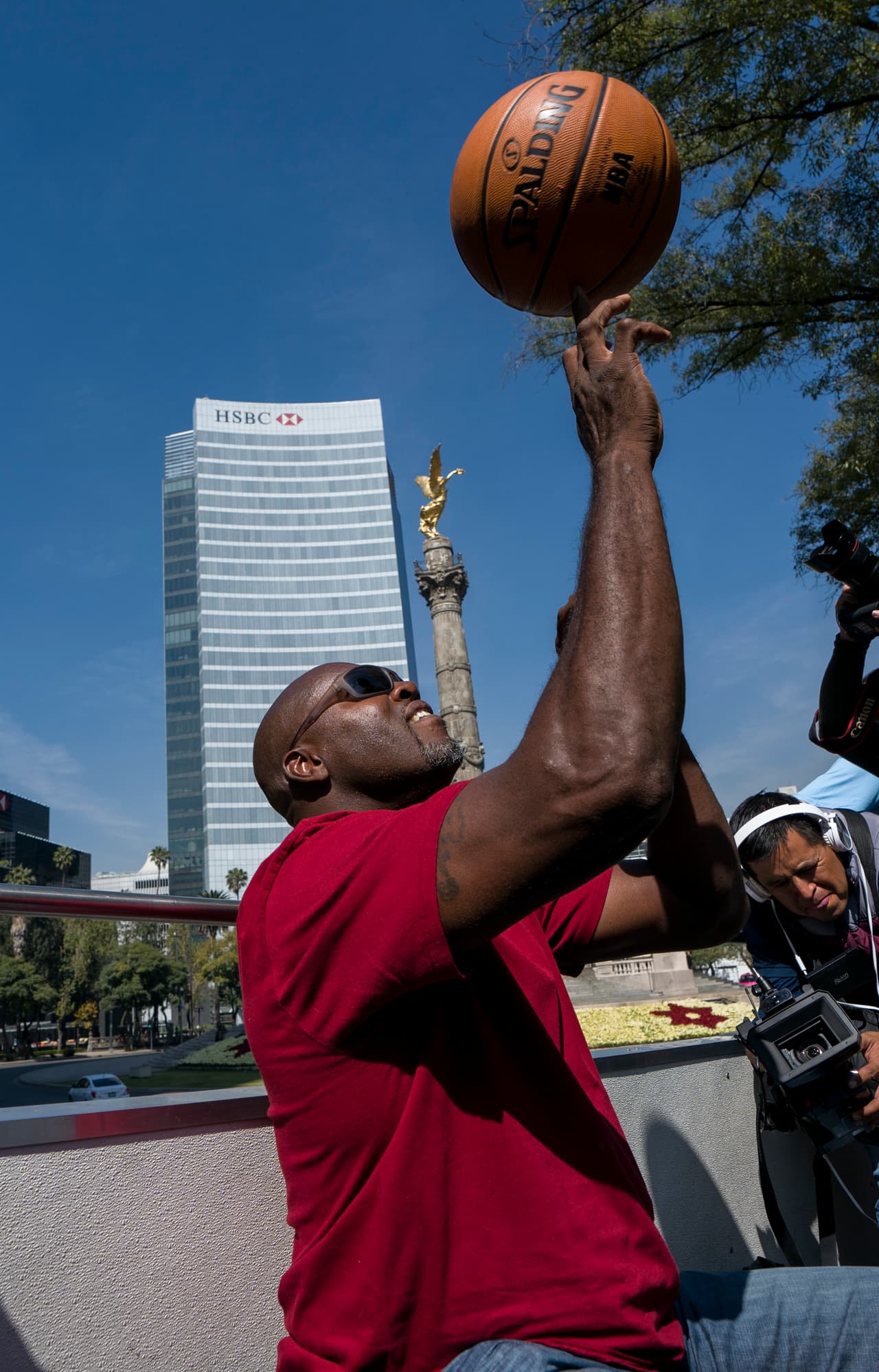 Desde muy temprano Rice tomó su lugar en un transporte especial donde se promocionaba los partidos de baloncesto.