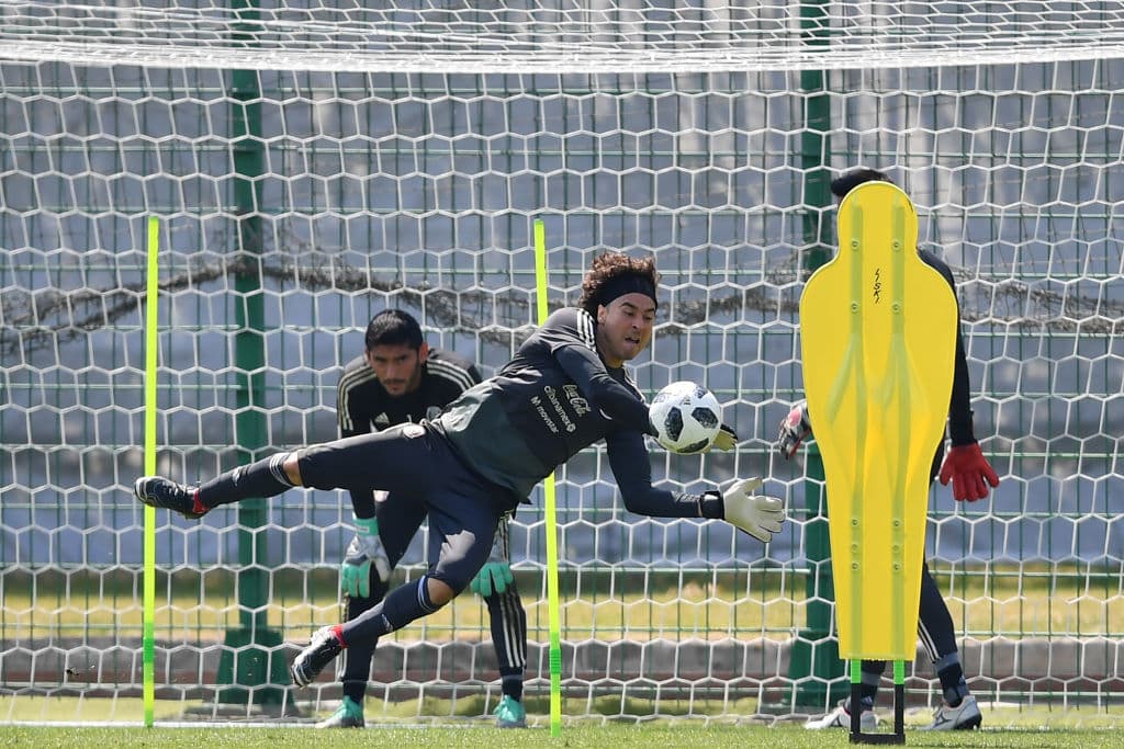Muy por delante de otros de sus compatriotas, Ochoa ya cuenta con siete años de recorrido en Europa desde su llegada al fútbol de Francia con el Ajaccio, tres años en España y uno ahora en Bélgica.