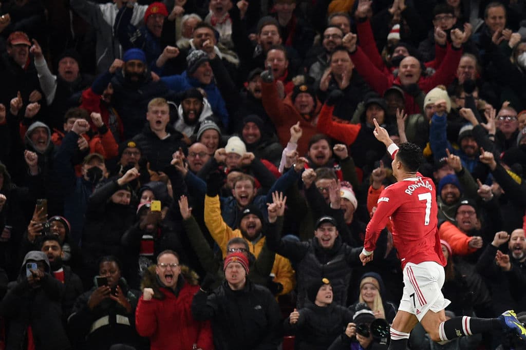 Manchester United se impone al Arsenal 3-2 en un partido emocionante para cerrar la J14 en la Premier League. Emile Smith Rowe, junto con Martin Odeegard anotaron para los Gunners, mientras que para los locales fueron Bruno Fernandes al 44' y Cristiano Ronaldo lució con dos goles, uno de ellos fue penal, para quedarse con la victoria.