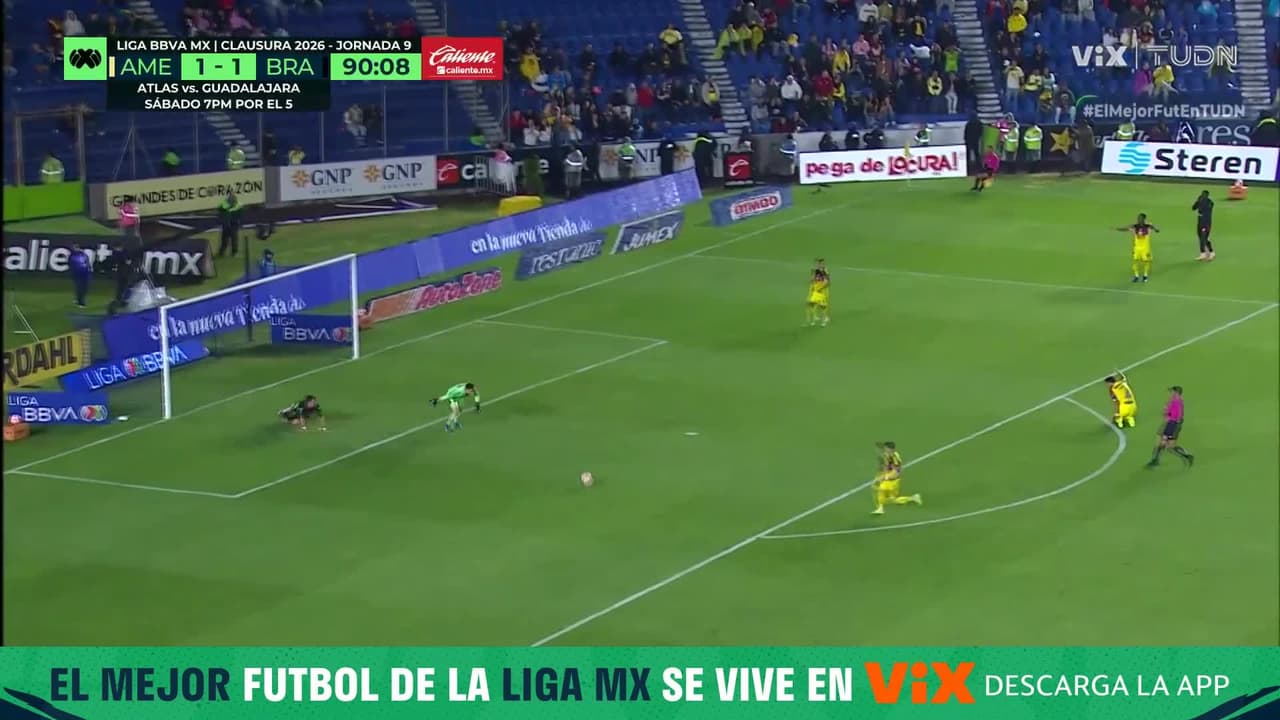 ¡Toda de Malagón! El arquero del América achica y detiene el esférico