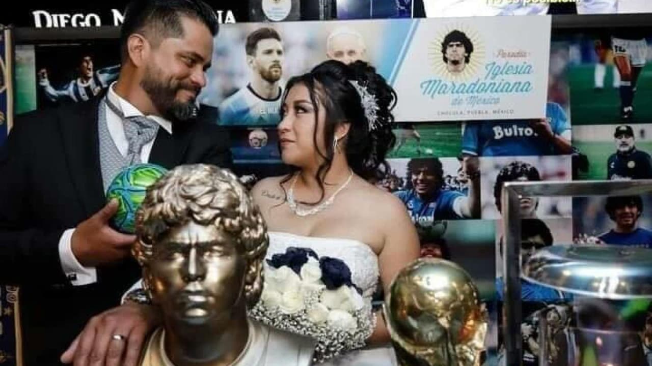 Iglesia Maradoniana de México celebra primera boda 