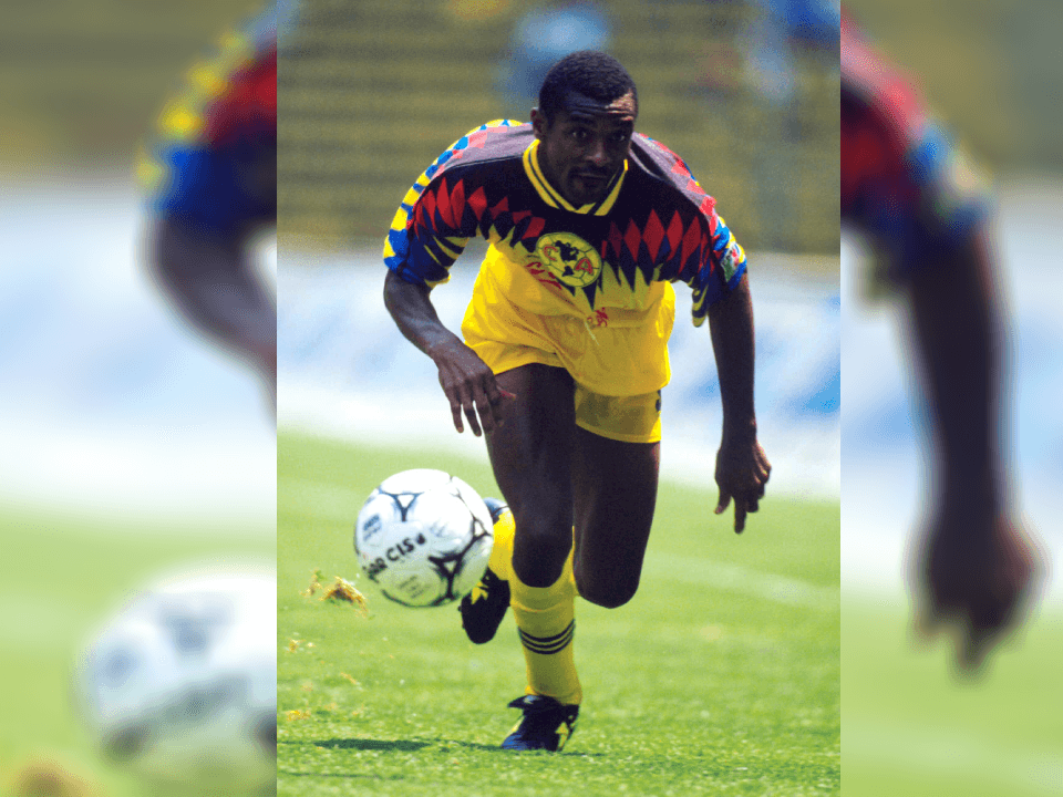Durante la temporada 94-95, se peleó el título de goleo con el camerunés, delantero del América, Francois Omam Biyik.