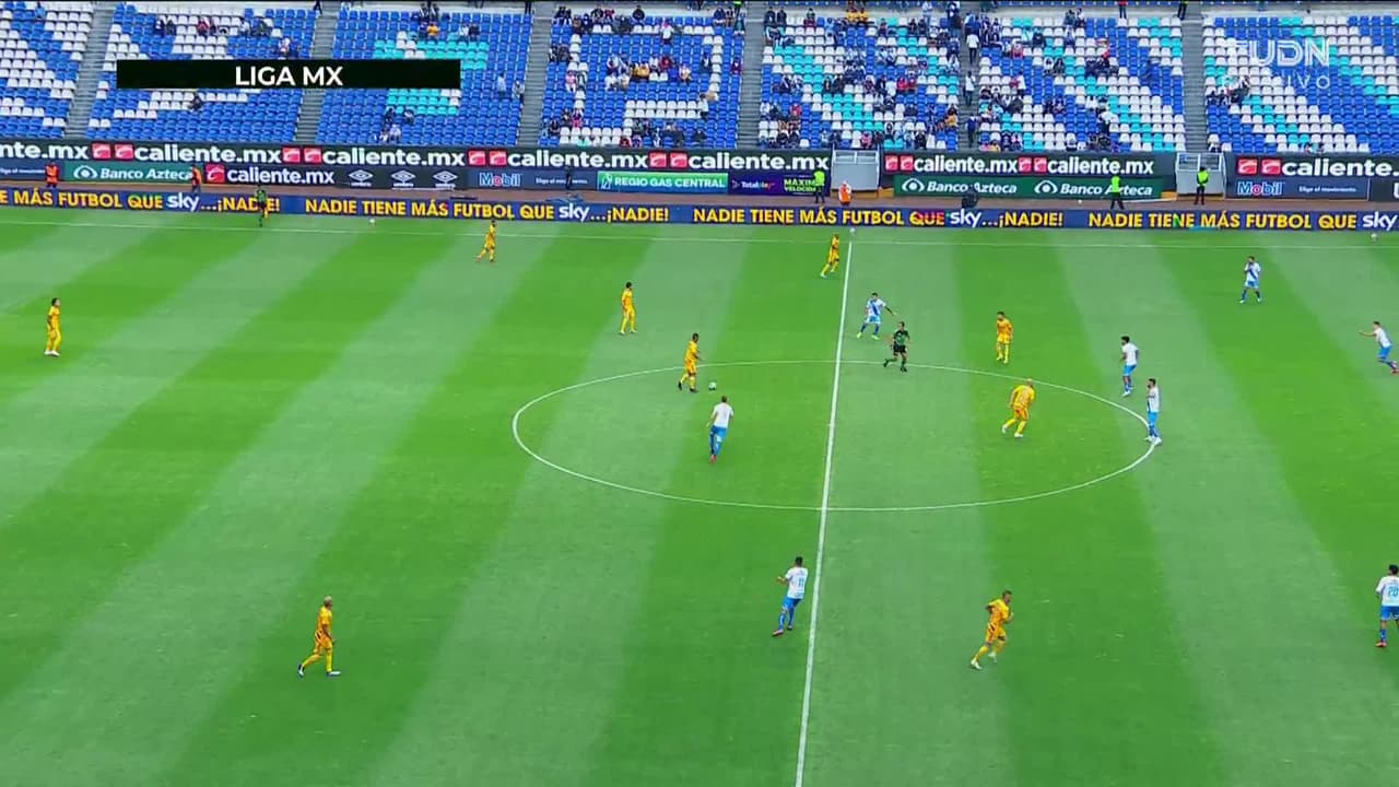 Arranca el partido y la pelota está en juego.