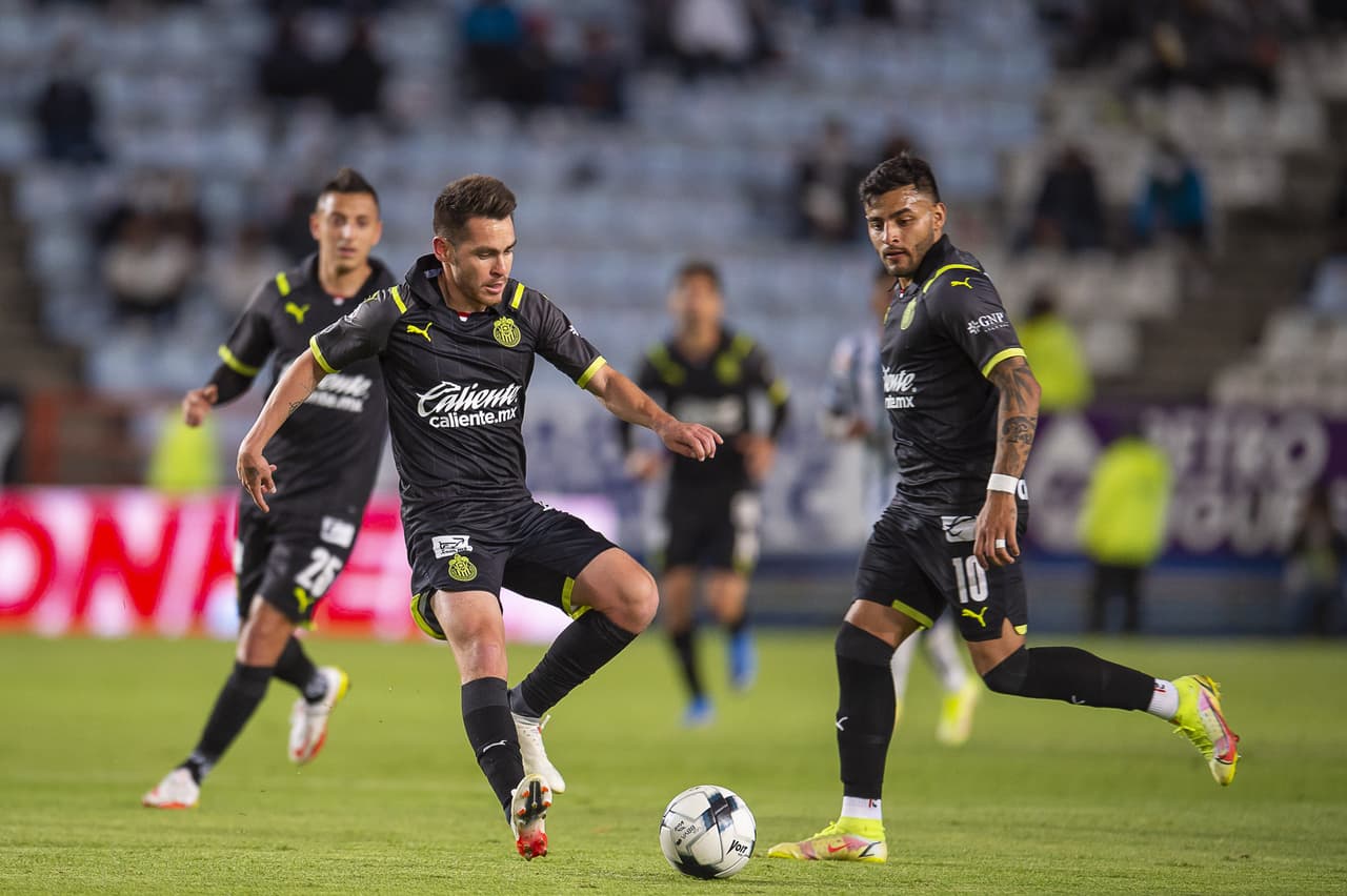 El Pachuca consiguió su segunda victoria del torneo tras vencer por 2-1 a las Chivas. Los Tuzos aprovecharon un grave error del 'Tiba' Sepúlveda y Raúl Gudiño para marcar el segundo tanto después de que Víctor Guzman hiciera el primero. Los rojiblancos reaccionaron con un gol de Ángel Zaldívar por la vía del penal, pero no fue suficiente.