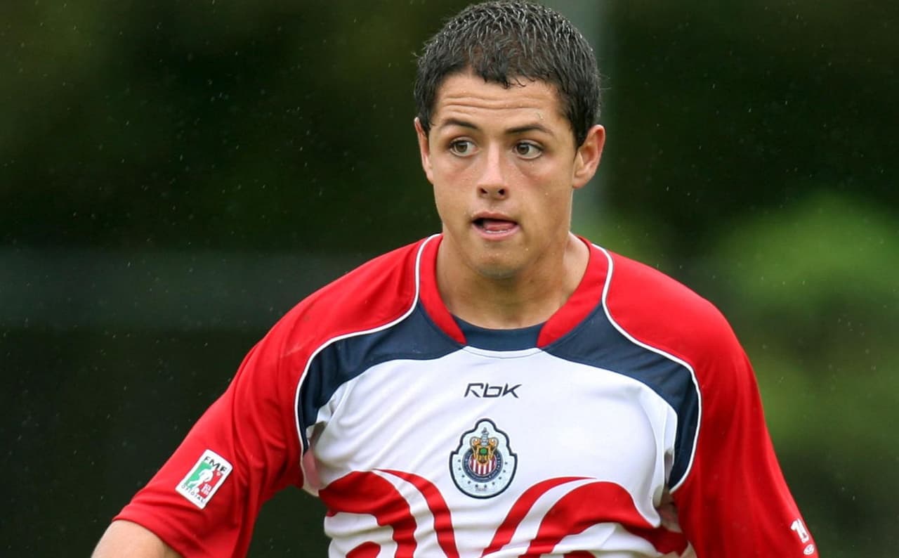 Un joven Javier Hernández siguió el legado de su familia (abuelo materno y padre) al debutar a sus 19 años con Chivas de Guadalajara y de ahí arrancó una historia propia en el fútbol mexicano.
