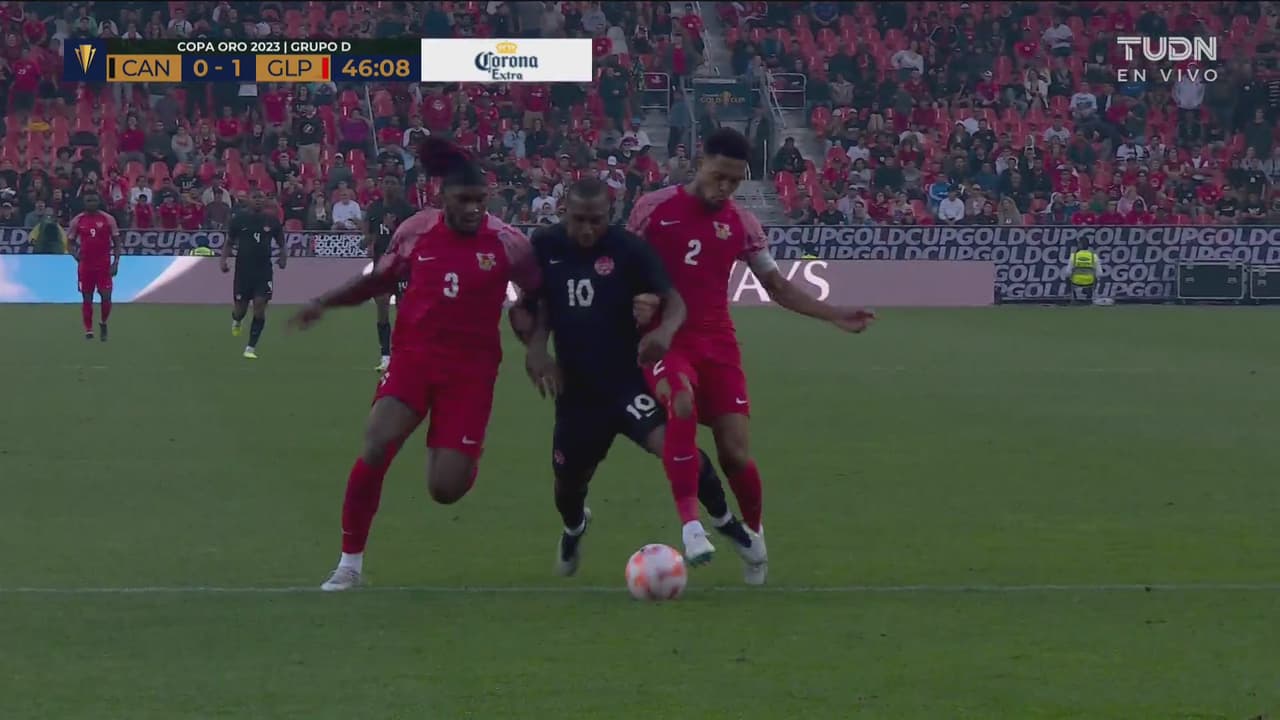 ¡Revierten el penalti! El silbante va al VAR y le quita la amarilla a Alphonse