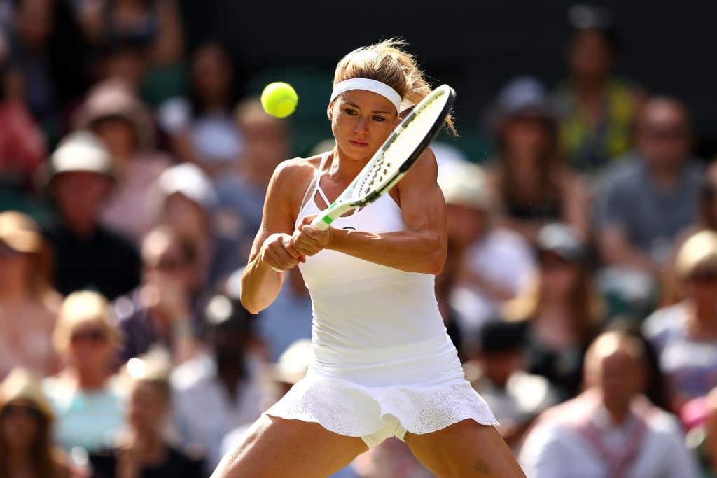 Aún así, para el revés la italiana aplica el movimiento con ambos brazos.