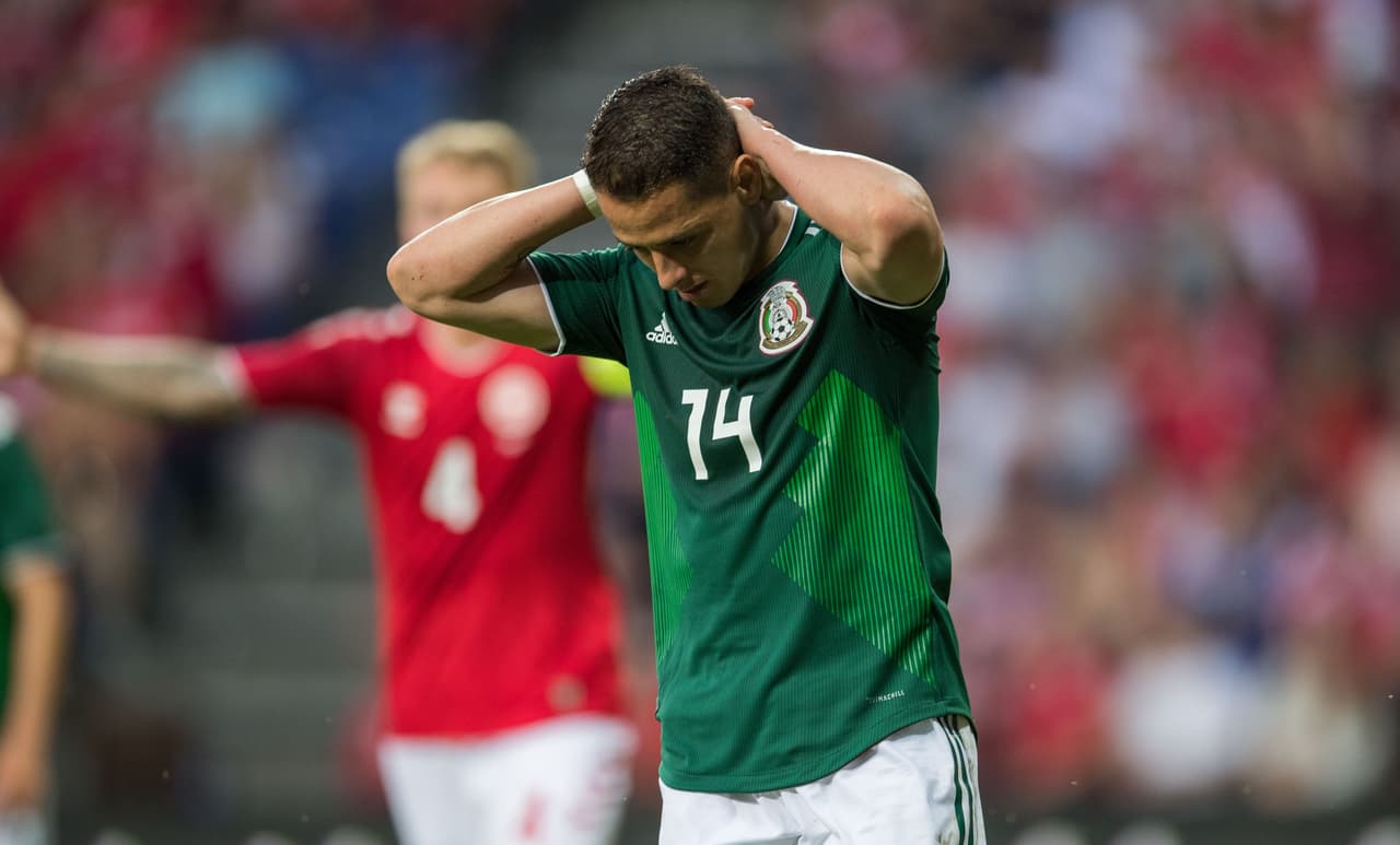 Y 10 minutos después del segundo gol danés, México tuvo la más clara cuando a Chicharito le enviaron un pase flotado que de aire conectó y su tiro se estrelló en el poste. Suspiró ante la falla.