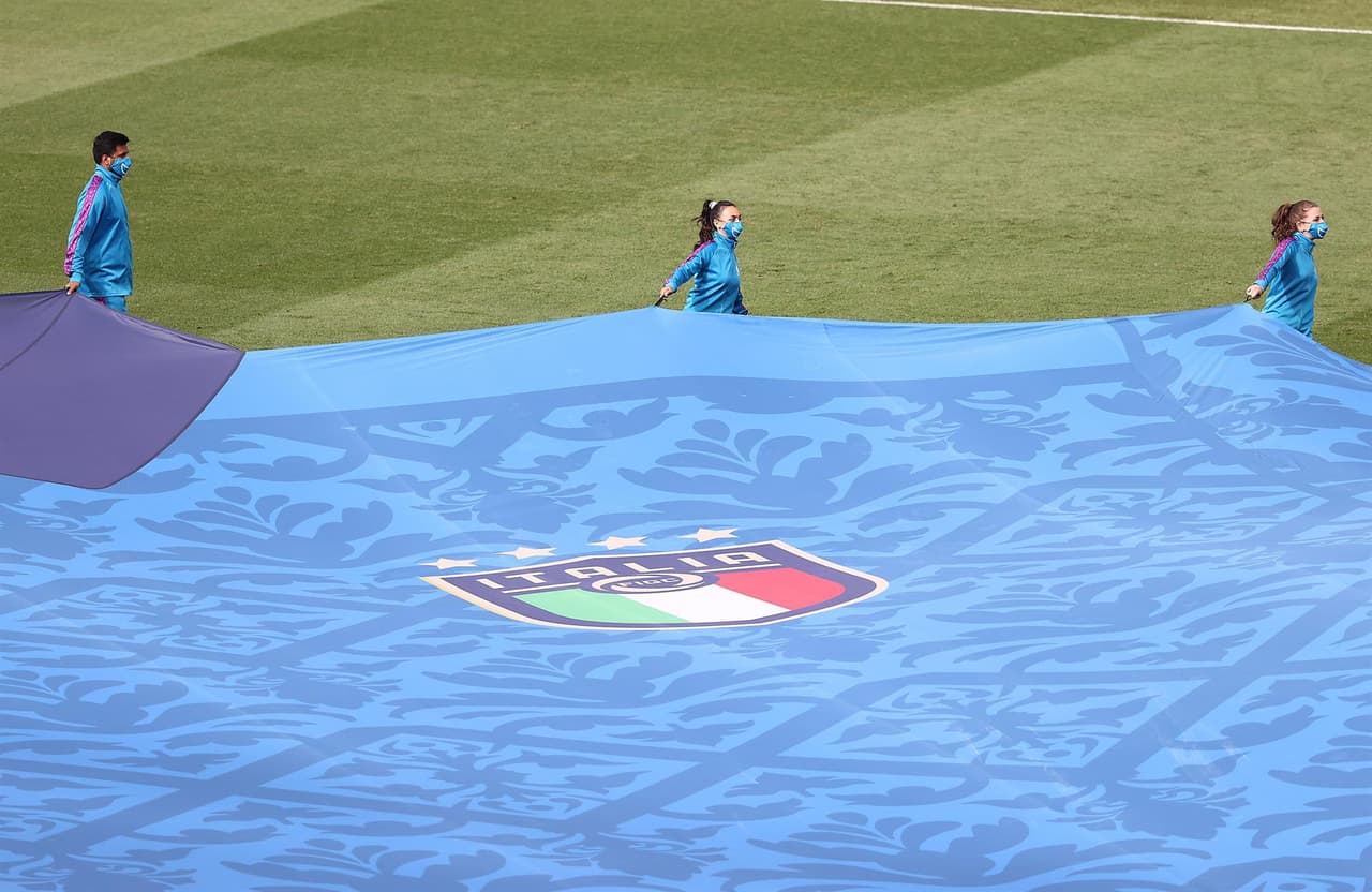 Italia derrota por la mínima a la selección de Gales en la última jornada del Grupo A en la Euro 2020. El único tanto del encuentro fue por parte de Matteo Pessina al minuto 39, lo que hace que la escuadra 'Azzurra' sea el primero de grupo y cumplan 1,000 minutos sin haber perdido un encuentro.