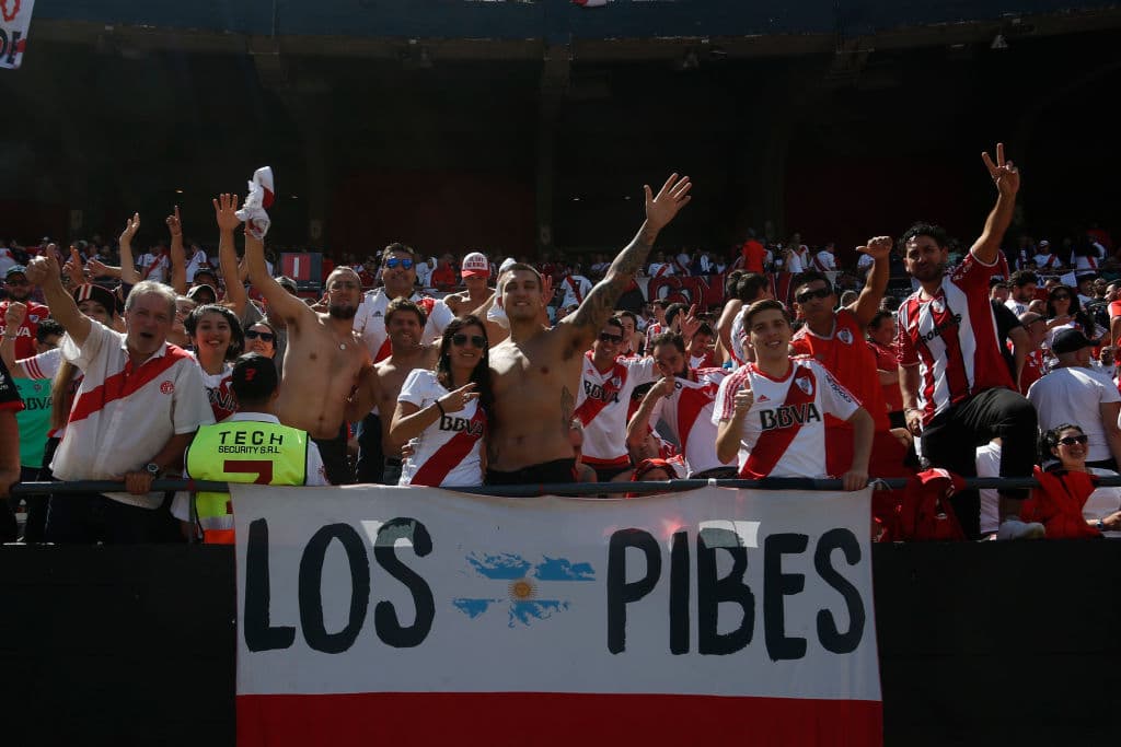 Los fanáticos de River Plate esperaron varias horas por la final de la Copa Libertadores contra Boca Juniors, juego suspendido luego de la agresión al vehículo del equipo Xeneize camino al estadio.