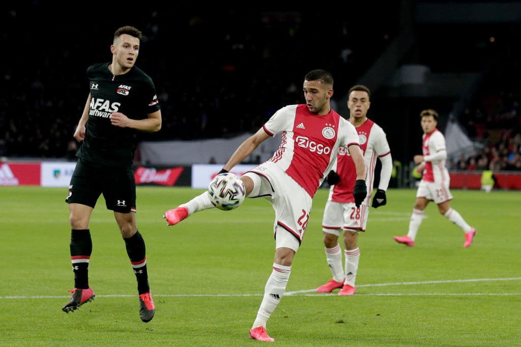 Oussama Idrissi observa cómo Hakim Ziyech corta el balón antes de que llegue a sus pies.