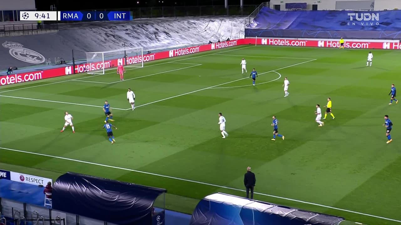 ¡TIRO ATAJADO! disparo por Lautaro Martínez.