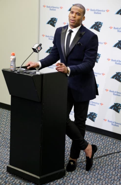 <b>Cam</b>eron Jerrell
<b>Newton</b> celebra su cumpleaños número 28 este 11 de mayo y por ello quisimos mostrar cómo ha ido cambiando su
<i>look</i> durante las seis temporadas que lleva en la NFL. El quarterback de los
<b><a href="http://www.univision.com/deportes/nfl/carolina-panthers">Carolina Panthers</a></b> ha sorprendido en casi todas sus conferencias de prensa pues no escatima al momento de presentarse en público.