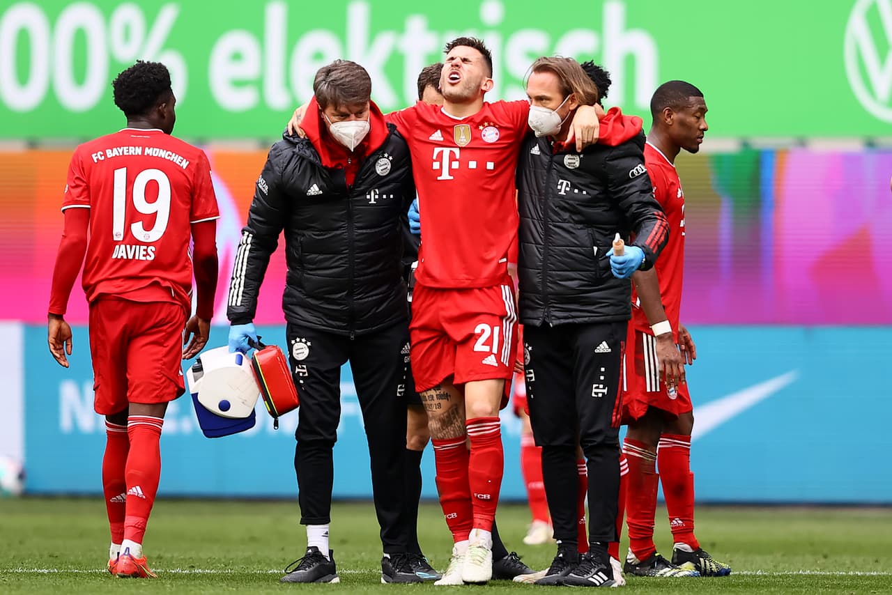 Lucas Hernández cayó al césped lesionado al 90+7' y tuvo que abandonar el campo para cederle su lugar a Tanguy Nianzou.