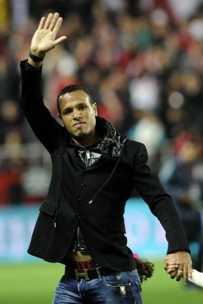 Por parte de los sevillanos, el brasileño Luis Fabiano se despidió de la afición antes de que comenzara el partido, pues vuelve a su país natal con el Sao Paulo.