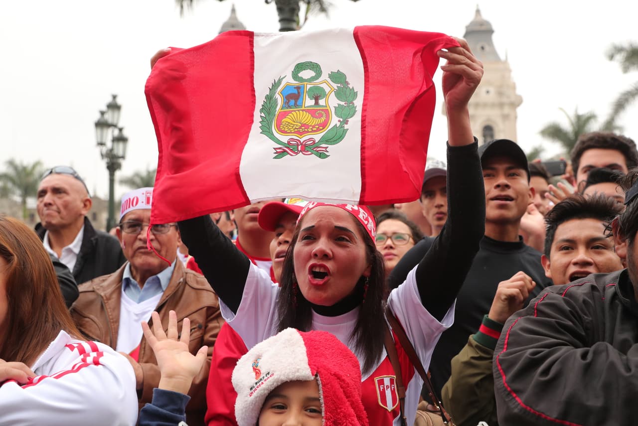 LIM106. LIMA (PERÚ), 21/06/2018. Aficionados peruanos se reúnen para ver en pantallas gigantes el partido de su selección ante Francia hoy, jueves 21 de junio de 2018, en la Plaza de Armas de Lima (Perú). EFE/Ernesto Arias