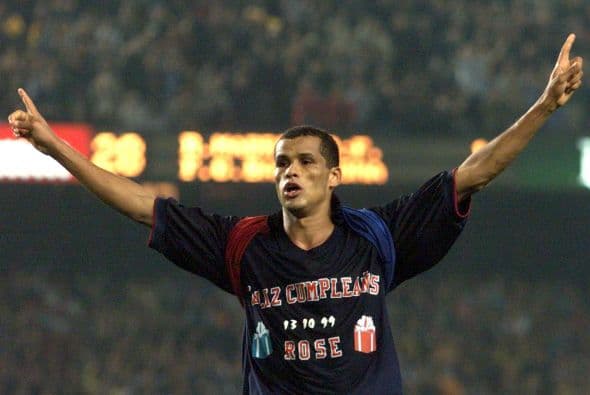 Rivaldo fichó con el FC Barcelona en 1997 y se quedó con el equipo hasta 2002, el lapso más largo con el mismo equipo en toda su carrera. Como blaugrana, el brasileño anotó 130 goles y dos ligas.
