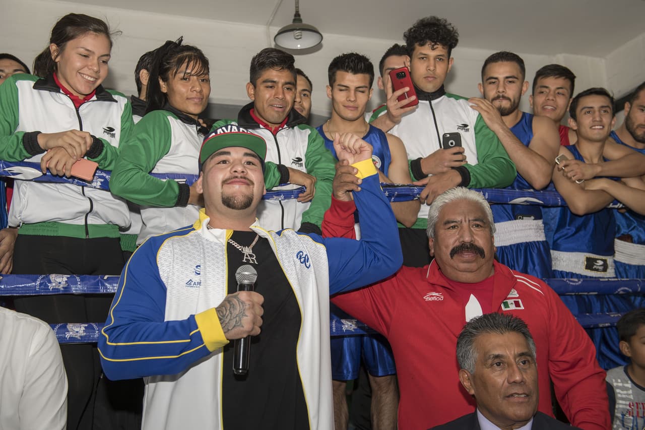 El mexicano Andy Ruiz presentó en el Comité Olímpico Mexicano sus cinturones como campeón mundial de peso completo de boxeo en medio de la admiración y reconocimiento de sus compatriotas.