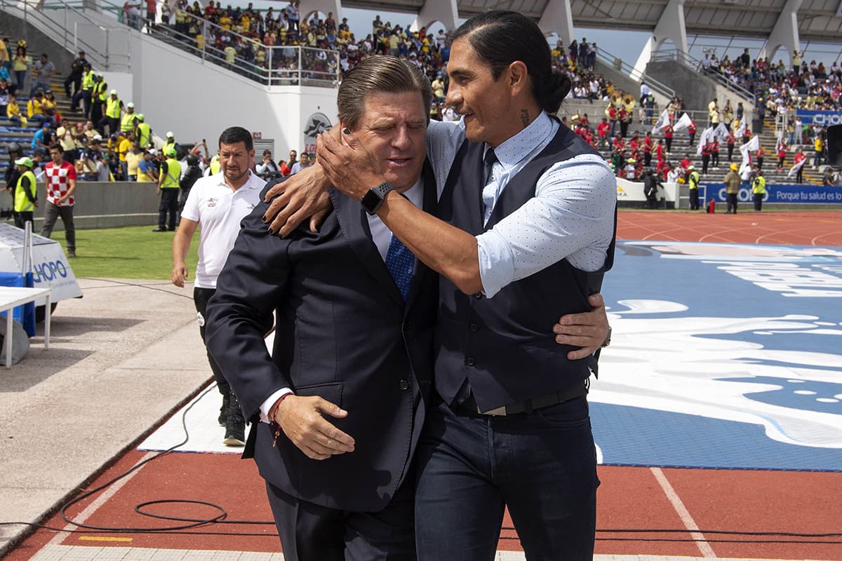 El saludo entre los técnicos, Miguel Herrera del América (izquierda) y Juan Francisco Palencia de Lobos BUAP (derecha), antes de empezar el partido.
