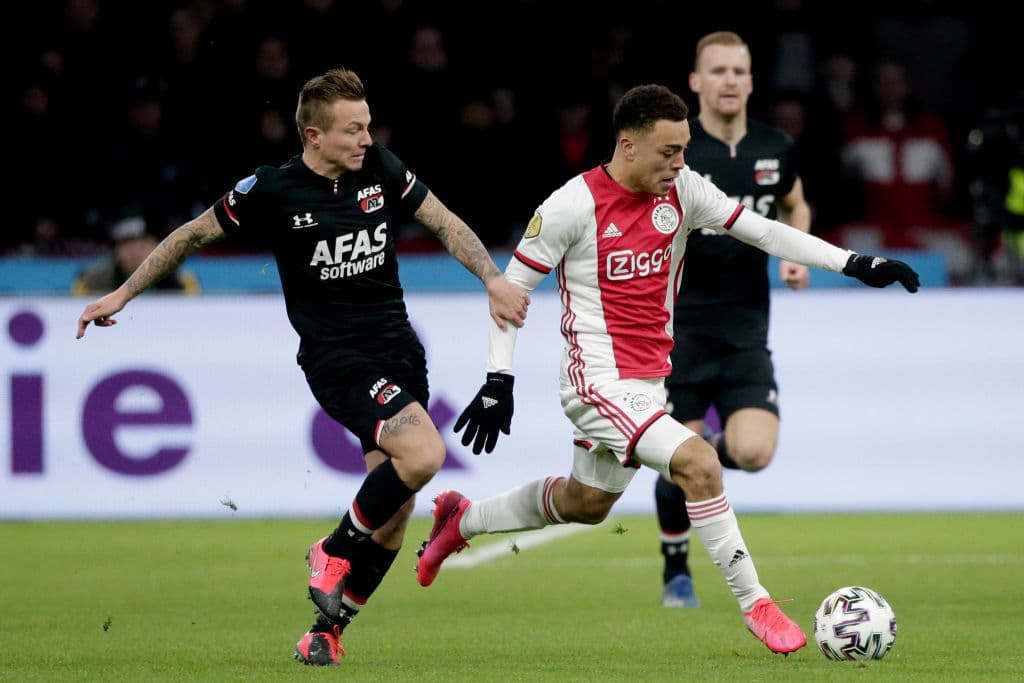 Jordy Clasie persigue a Sergino Dest que intenta generar peligro para empatar el encuentro.