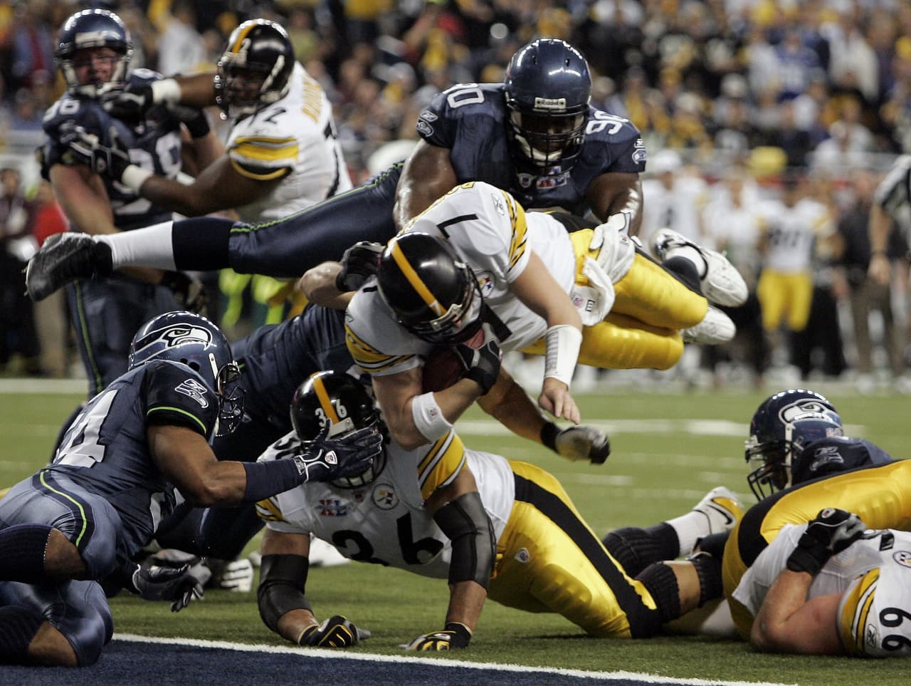 Super Bowl XL (Seattle Seahawks 10-21 Pittsburgh Steelers) | Se juega por primera vez en Ford Field, en Detroit. MVP: Hines Ward (WR Pittsburgh). Costo comercial de 30 segundos: 2.5 millones por ABC.