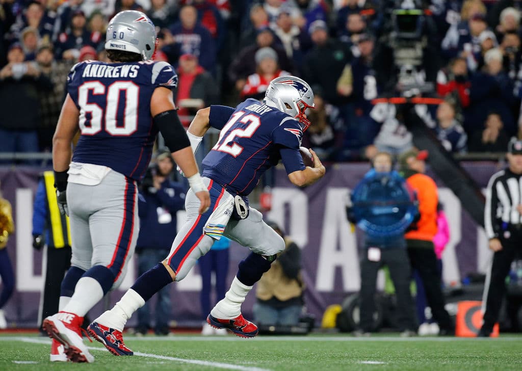 Pero a menos que ya 'no respiren', no puedes dar por muertos a los Pats. En una jugada rarísima, Tom Brady hizo un acarreo de touchdown de 4 yardas que le devolvió la ventaja a su equipo 37-33.