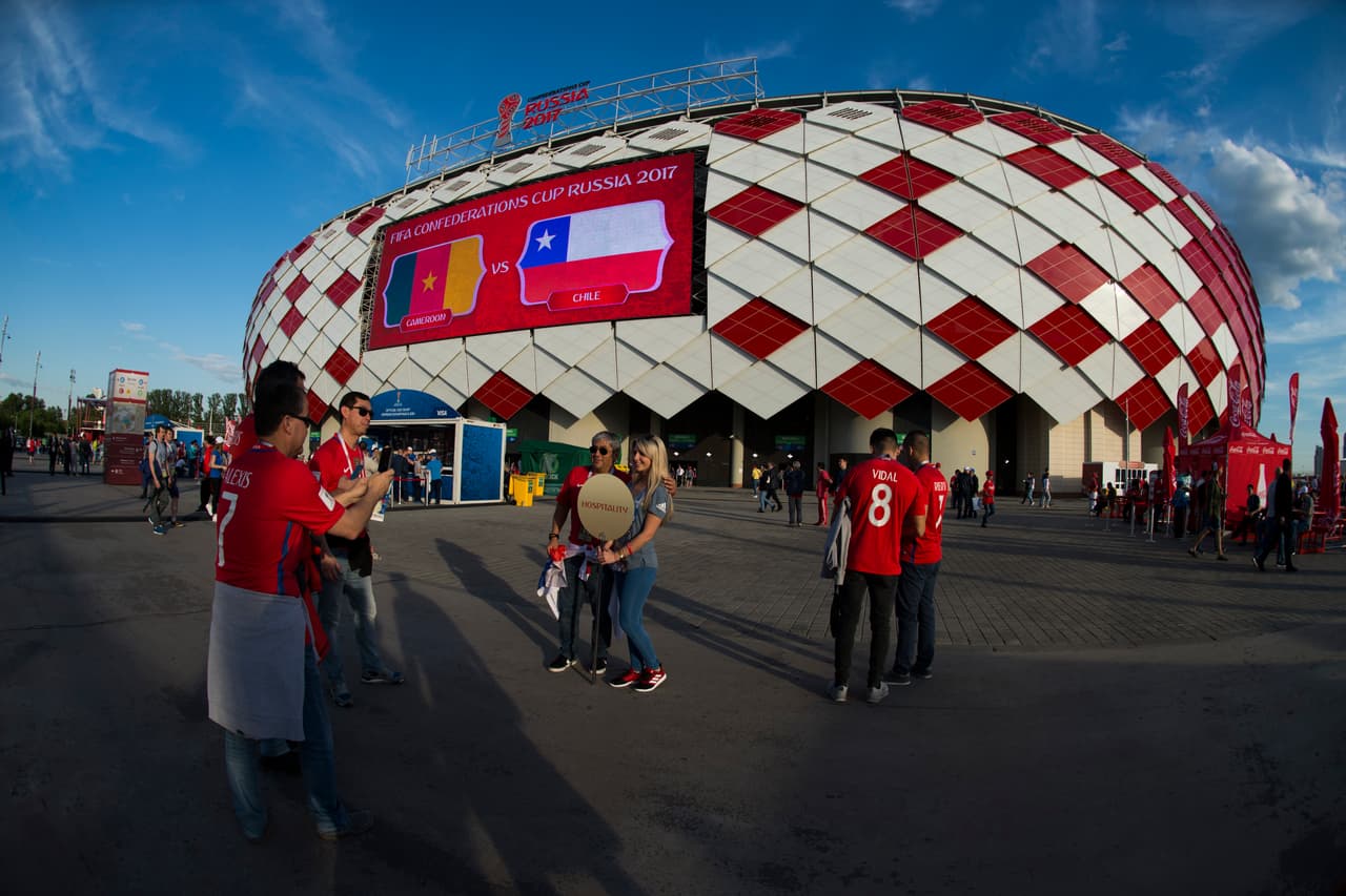 Las promotoras del partido llamaron la atención por su belleza y los fanáticos no quisieron perderse la foto con ellas.