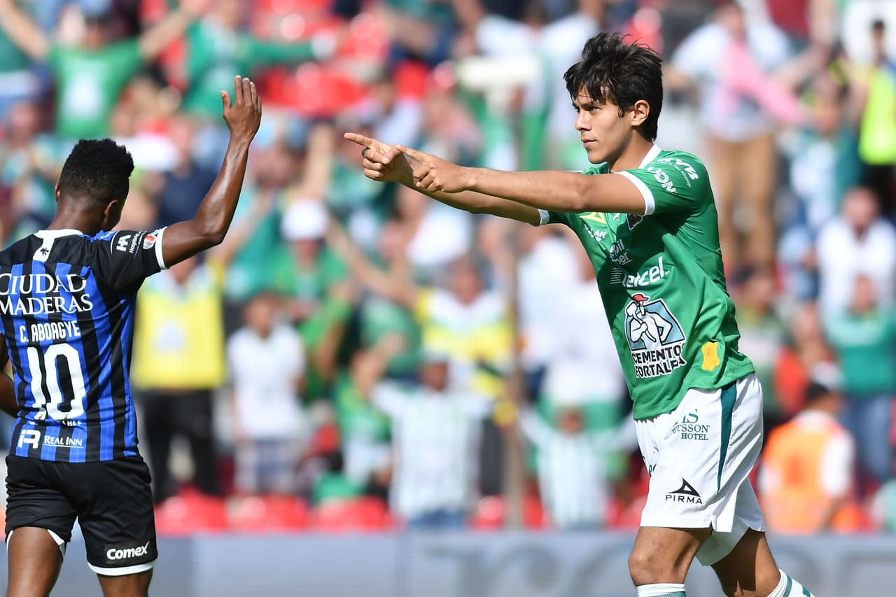 Después de una pared dentro del área, JJ Macías disparó a ras de pasto y puso el 0-1 al minuto 33.