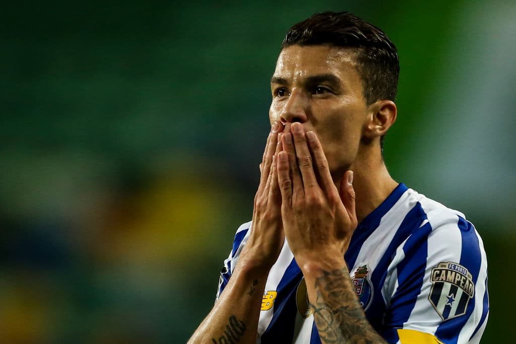 El mexicano y Mateus Uribe marcaron los goles del Porto; Vietto rescató el empate sobre la recta final del juego. Nuno Santos (9’) abrió el marcador, Mateus Uribe (25’) empato y el ‘Tecatito’ (45’) le dio la vuelta al marcador con un tremendo golazo. Vietto (87’) apagó la fiesta al final del juego.