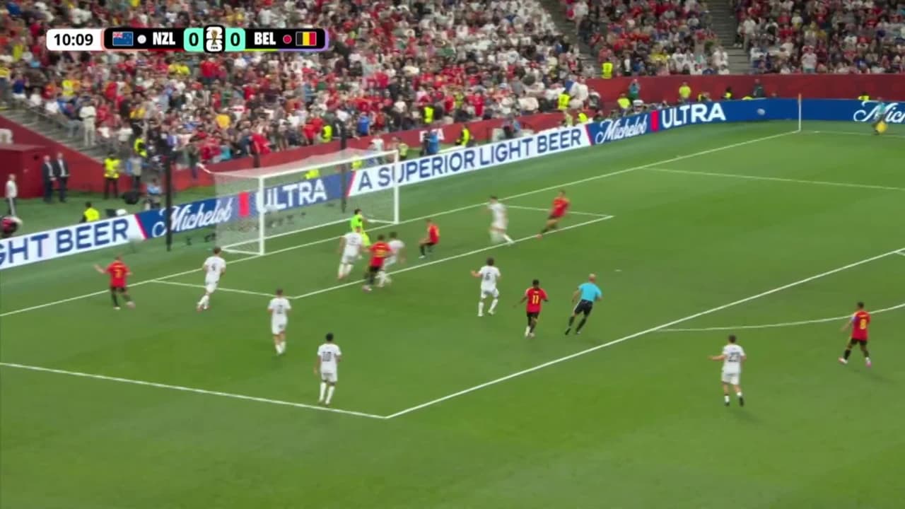 ¡CERCA! Leandro Trossard disparó que se estrella en el poste.