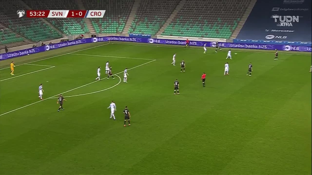 ¡TIRO ATAJADO! disparo por Mislav Orsic.