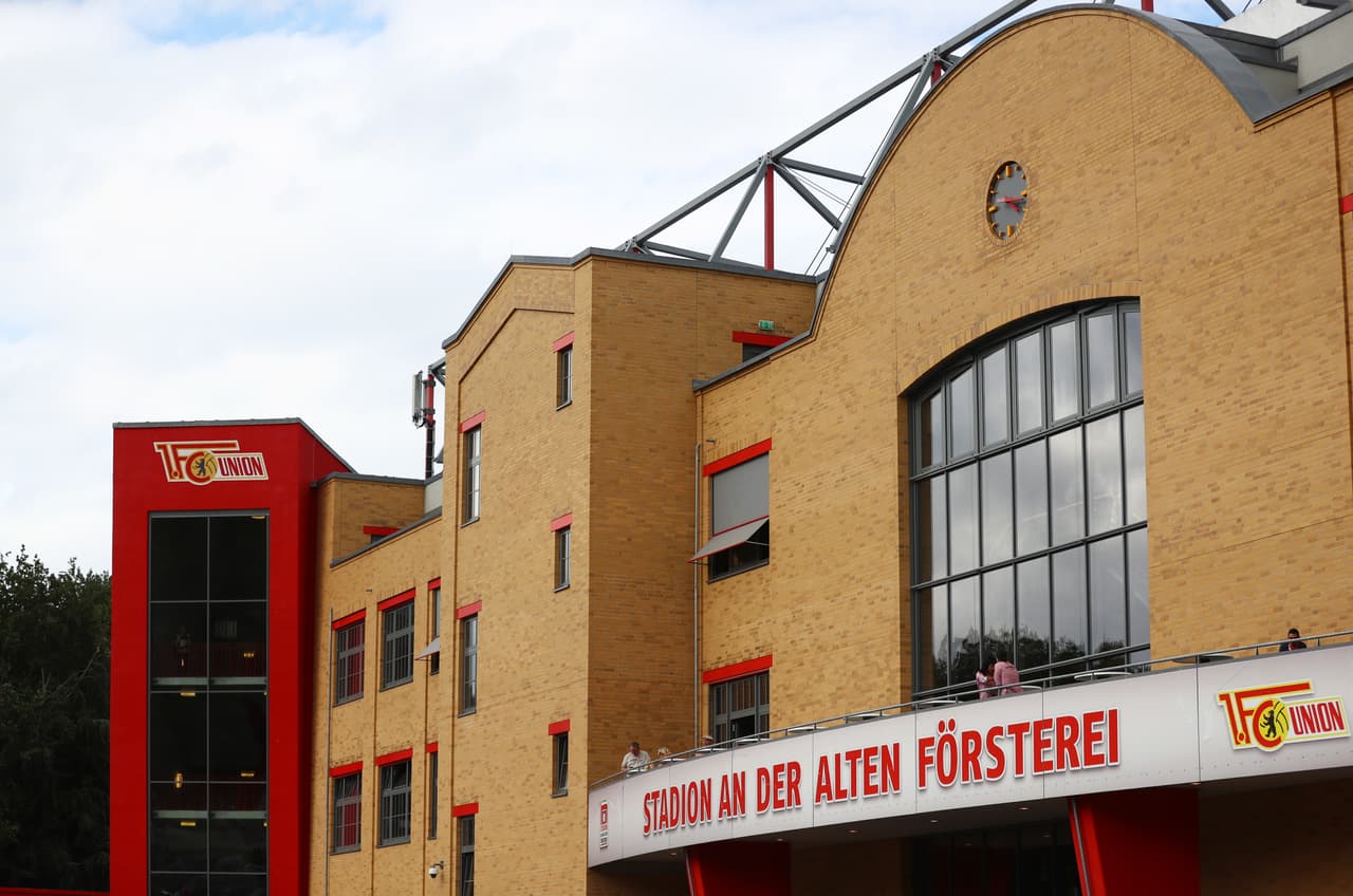 Este es el icónico Stadion An der Alten Försterei, casa del Unión Berlín. Tiene aforo para 21,717 aficionados y fue construido en 1920.