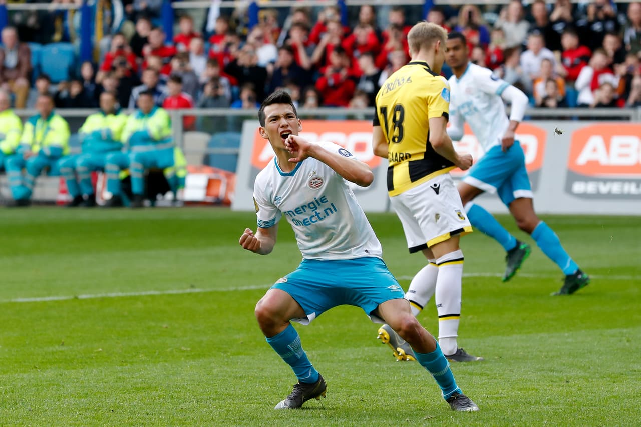 Lozano marcó doblete en el empate del PSV ante Vitesse.