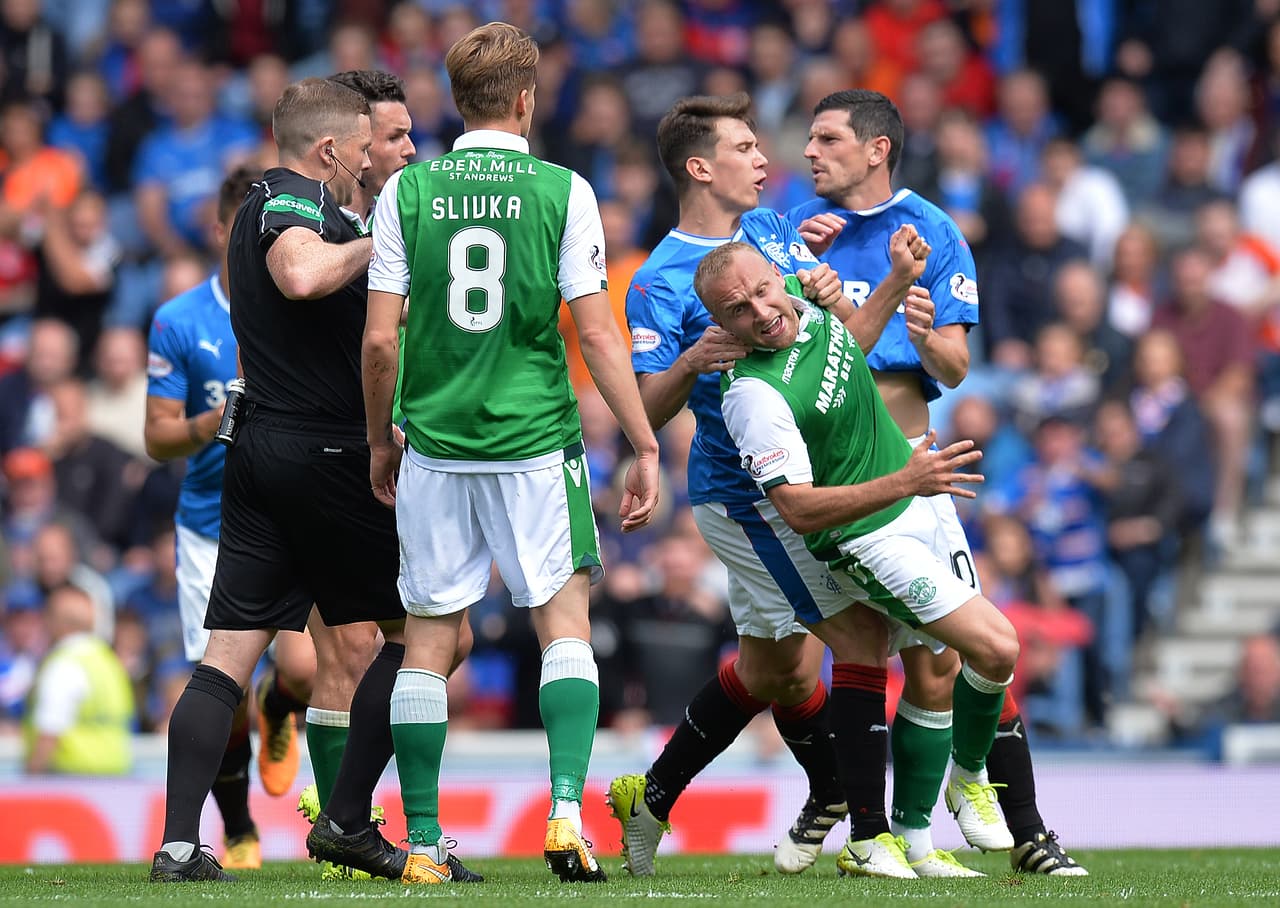 El defensor de Rangers, Ryan Jack, tomó por el pescuezo a Anthony Stokes del Hibernian frente al árbitro.