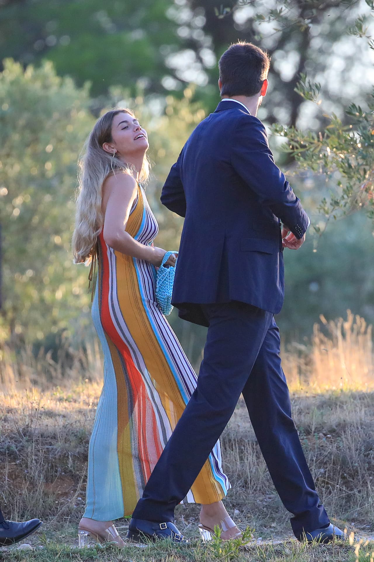 <b><a href="https://www.univision.com/famosos/novia-de-pique-vestido-boda">El vestido fue criticado</a></b> en redes sociales y algunos medios de comunicación por considerarlo "informal" y que parecía que "iba a la playa" en lugar de una boda.
<br>