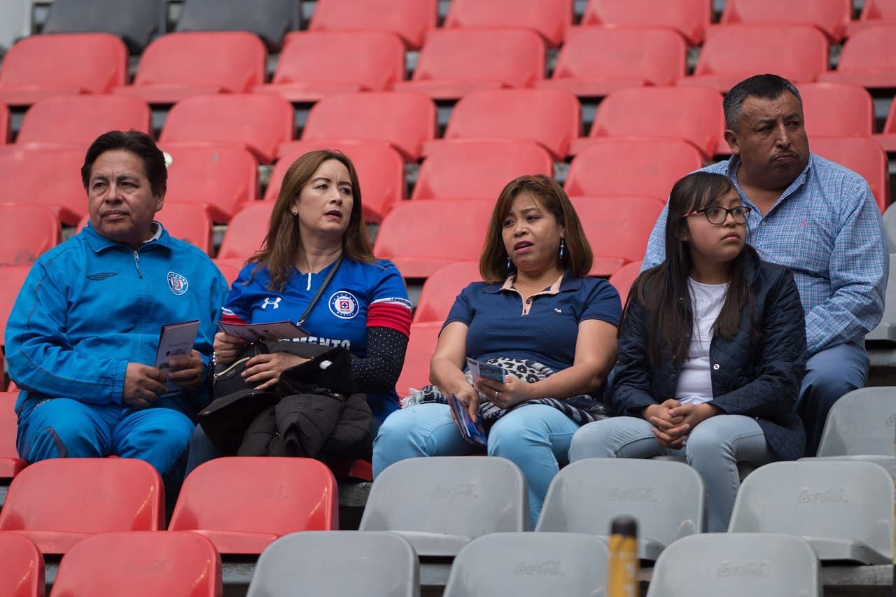 Los fanáticos de Cruz Azul en el Estadio Azteca a minutos del juego contra Monarcas Morelia por la Jornada 17 del Clausura 2019.