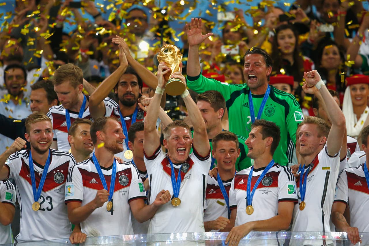 Para los que creen en cábalas, el cuarto título de Alemania también llegó con la playera blanca en Brasil 2014. La verde aún espera su momento.